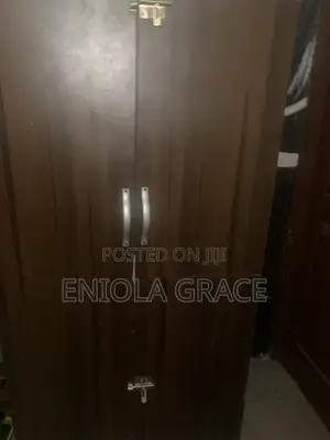 Neatly Used Wardrobe: Declutter