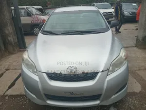 Toyota Matrix S Hatchback FWD (2.4L 4cyl 5A) 2010 Silver