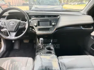 Toyota Avalon XLE FWDSedan (3.6L 6cyl 6A) 2016 Gold