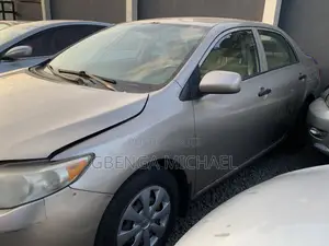 Toyota Corolla Base 4dr Sedan (1.8L 4cyl 5M) 2009 Gold