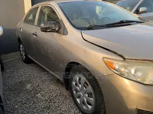 Toyota Corolla Base 4dr Sedan (1.8L 4cyl 5M) 2009 Gold