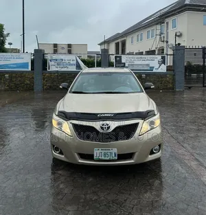 Toyota Camry XLE V6 4dr Sedan (3.5L 6cyl 6AM) 2010 Gold