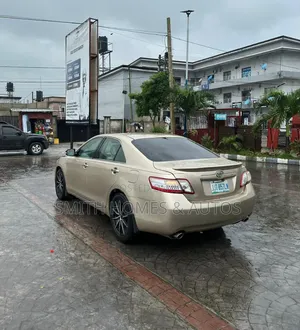 Toyota Camry XLE V6 4dr Sedan (3.5L 6cyl 6AM) 2010 Gold