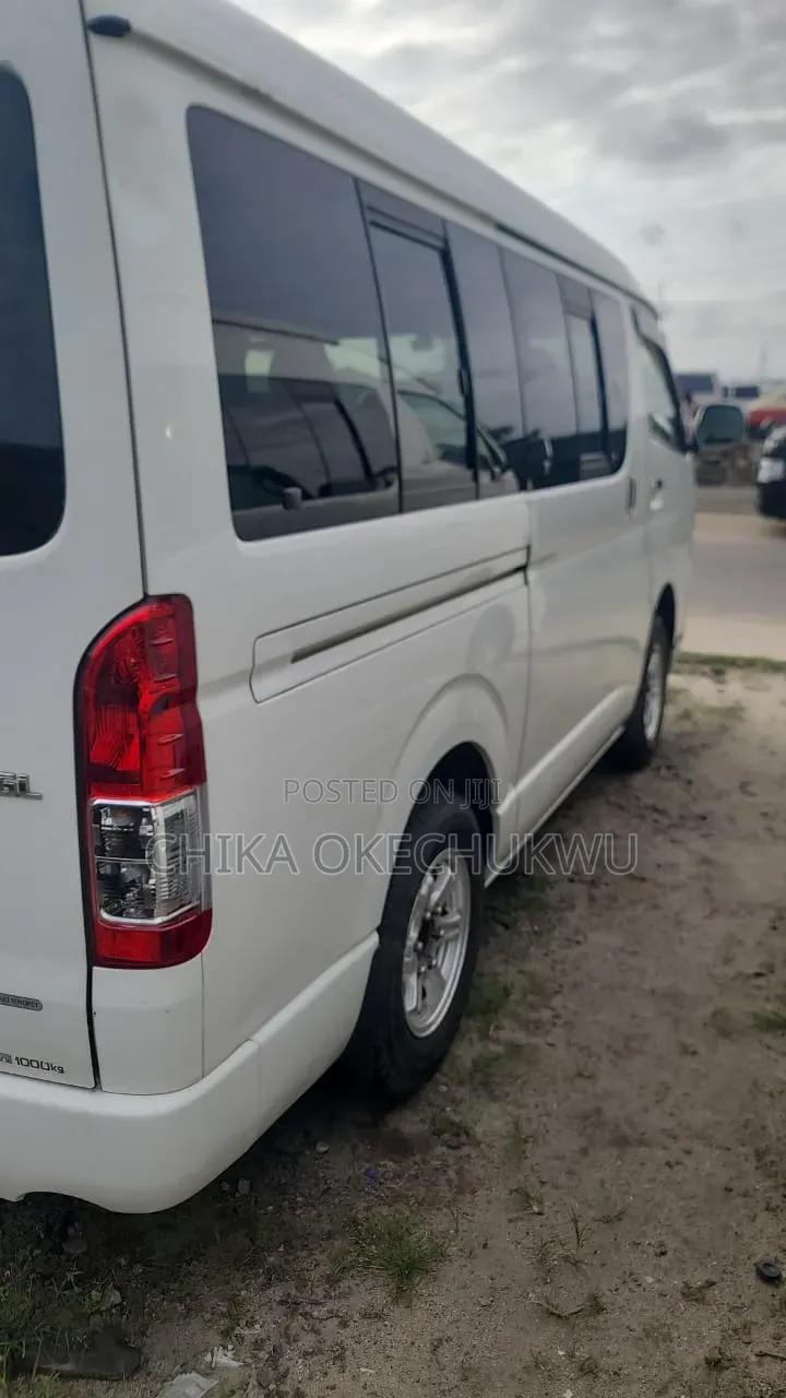 Toyota HiAce 2012 White