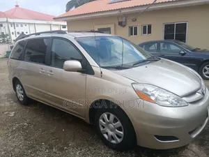 Toyota HiAce 2006 Gold