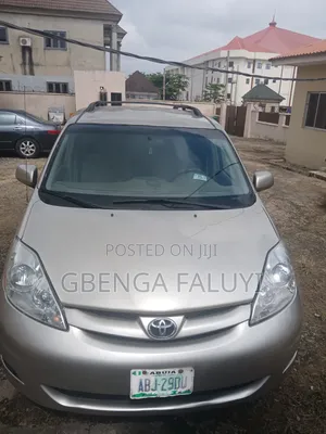Toyota HiAce 2006 Gold