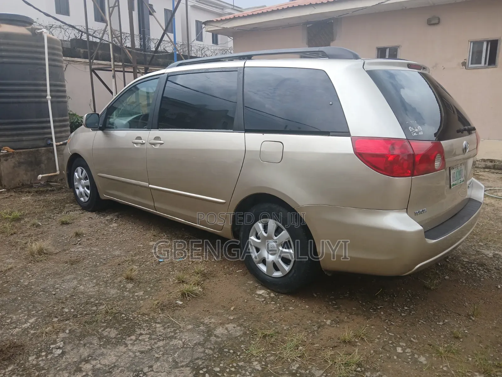 Toyota HiAce 2006 Gold