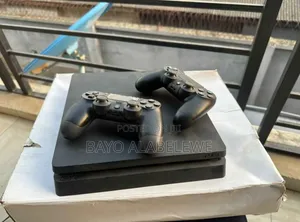 Play Station 4 Slim
