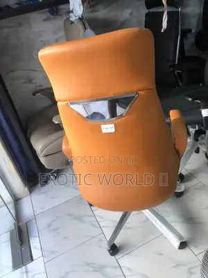 Executive Swivel Office Chair (Tan Leather)