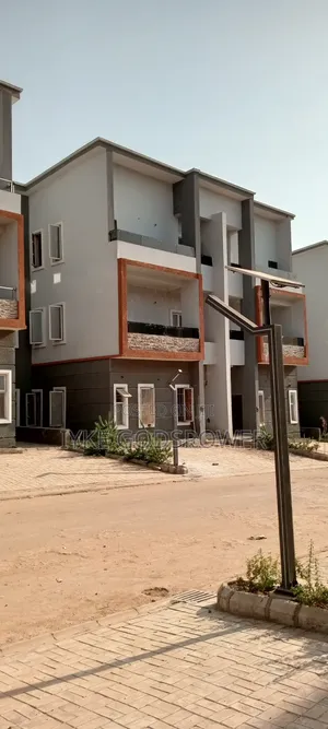 4bdrm Townhouse / Terrace in Peachville, Kaura for rent