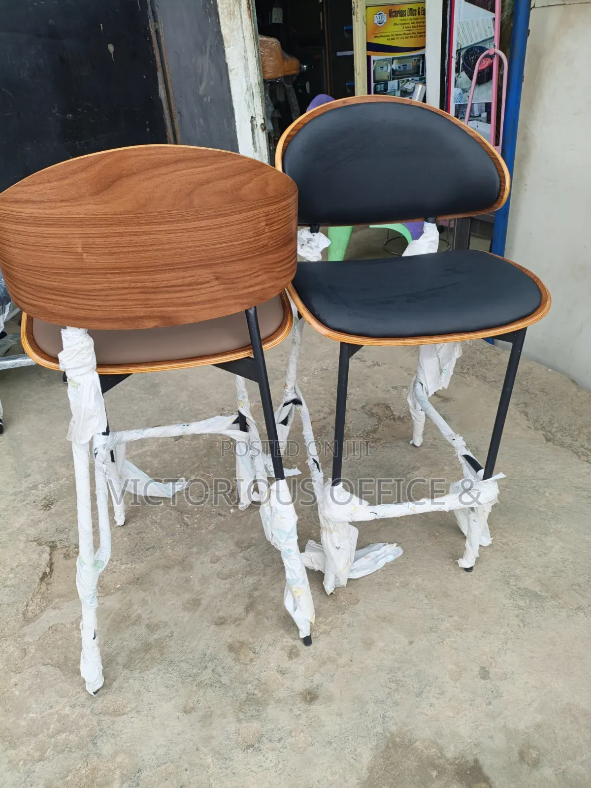Executive Modern High Bar Stool With Leather Seat