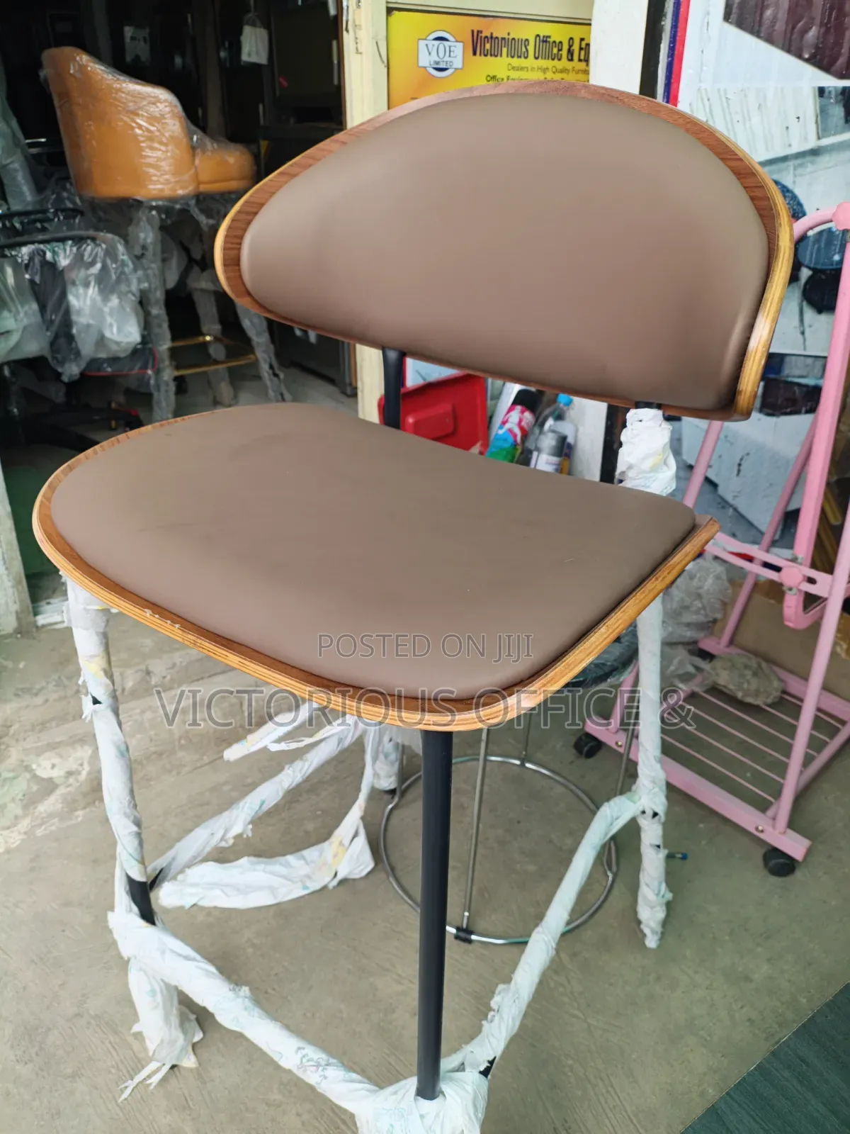 Executive Modern High Bar Stool With Leather Seat