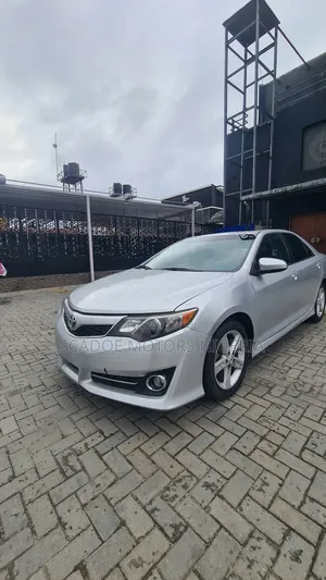 Toyota Camry SE 4dr Sedan (2.5L 4cyl 6A) 2013 Silver