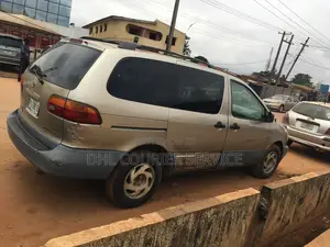 Toyota Sienna 2000 Gold