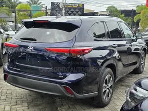 Toyota Highlander 2021 Blue