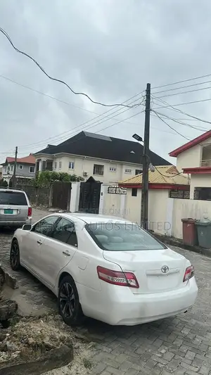 Toyota Camry LE 4dr Sedan (2.5L 4cyl 6AM) 2010 White