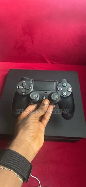 Ps4 With 1 Pad 2 Games