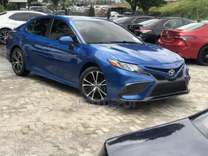 Toyota Camry SE (2.5L 4cyl 8A) 2019 Blue