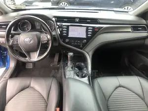 Toyota Camry SE (2.5L 4cyl 8A) 2019 Blue