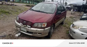 Toyota Picnic 2.0 FWD 2003 Red