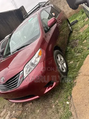 Toyota Sienna XLE AWD 7-Passenger 2013 Maroon