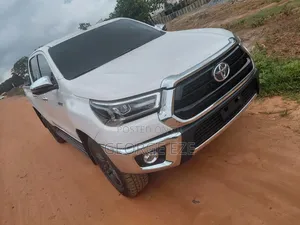 Toyota Hilux 2024 White