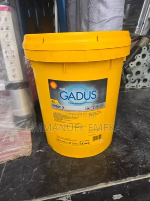 Shows an 18kg Yellow Bucket of Shell Gadus S3 V220C 2,