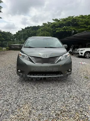 Toyota Sienna XLE AWD 7-Passenger 2013 Green