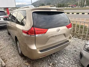 Toyota Sienna 2013 Gold
