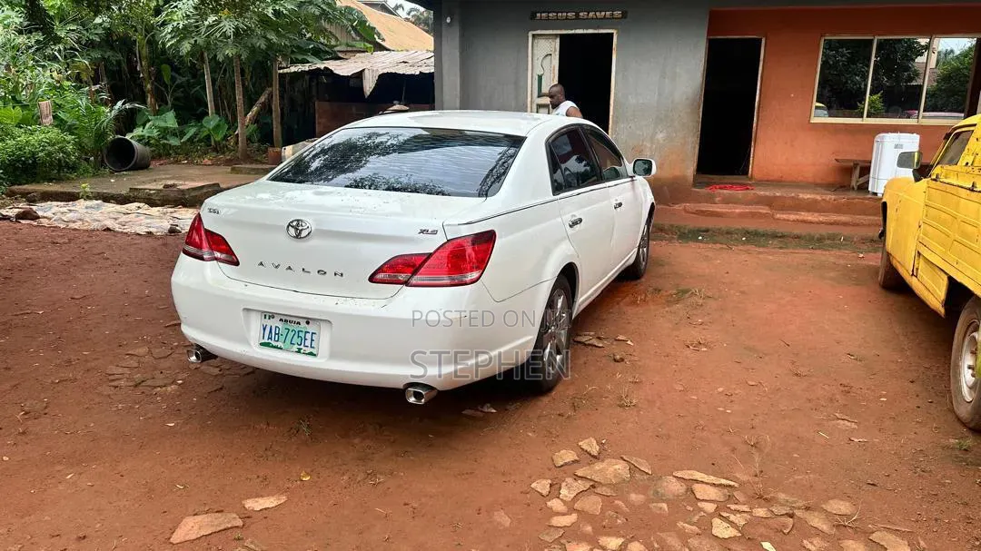 Toyota Avalon 2010 White