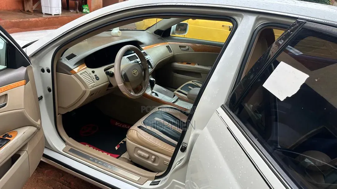 Toyota Avalon 2010 White