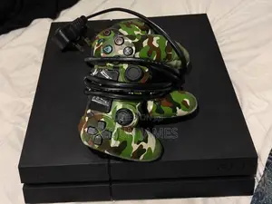 Ps4 With 2 Pads and Fc26 and Gta 5 Cassette