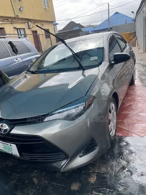 Toyota Corolla LE (1.8L 4cyl 2A) 2018 Silver