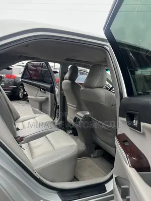 Toyota Camry XLE V6 4dr Sedan (3.5L 6cyl 6A) 2013 Silver
