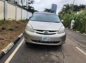 Toyota Sienna XLE 2008 Gold