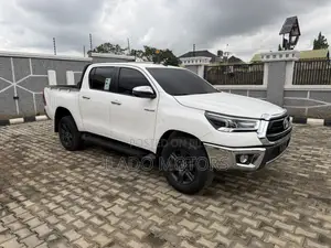 Toyota Hilux 2024 White