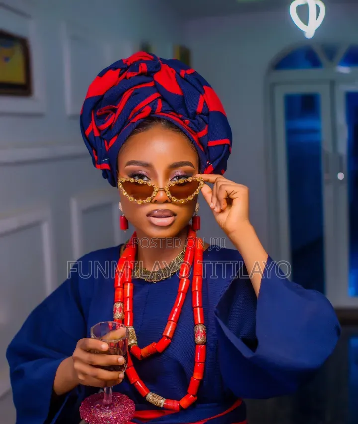 Funmight Gold Makeup Artist