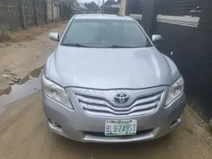 Toyota Camry XLE 4dr Sedan (2.5L 4cyl 6AM) 2010 Silver