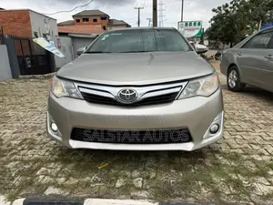 Toyota Camry XLE V6 4dr Sedan (3.5L 6cyl 6A) 2013 Gold