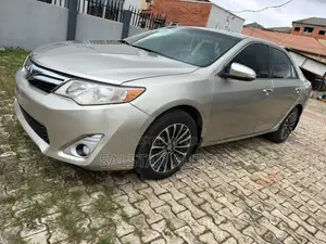 Toyota Camry XLE V6 4dr Sedan (3.5L 6cyl 6A) 2013 Gold