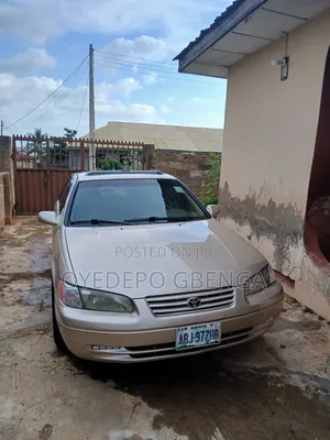 Toyota Camry 2000 Gold