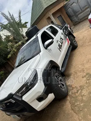 Toyota Hilux 2011 White