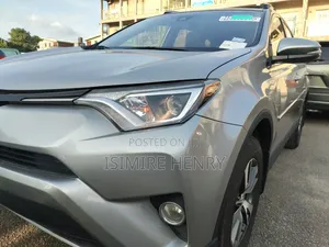 Toyota RAV4 XLE 4dr SUV AWD (2.5L 4cyl 6A) 2018 Silver