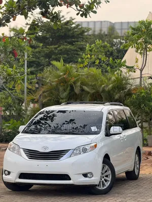 Toyota Sienna XLE AWD 7-Passenger 2013 White