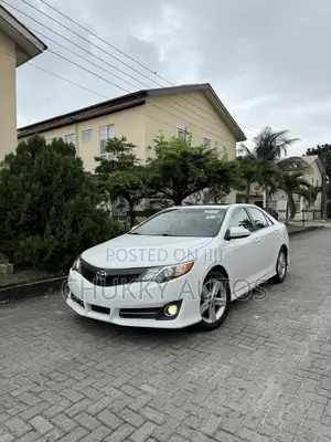 Toyota Camry SE 4dr Sedan (2.5L 4cyl 6A) 2013 White