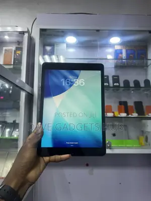 Apple iPad 10.2 (2021) 64 GB Black