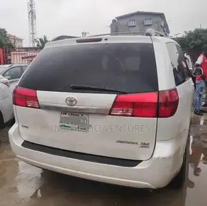 Toyota Sienna XLE FWD 2006 White