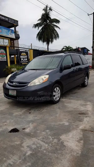 Toyota Sienna LE 7 Passenger 2010 Gray
