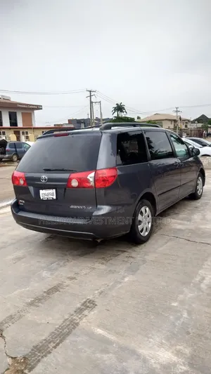 Toyota Sienna LE 7 Passenger 2010 Gray