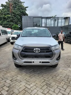 New Toyota Hilux 2025 Silver